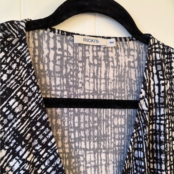 Ricki's Black and White Cap Sleeve Wrap Blouse with Tie Front Medium - Picture 2 of 4